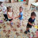 Dzieci bawią się na dywanie.jpg