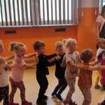 Dzieci tańczą ze smerfami.jpg
