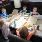 dzieci jedzą pizzę.jpg