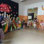 Dzieci tańczą do piosenki Kolorowy deszcz.jpg