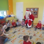 Dzieci rozmawiają z Mikołajem.jpg
