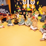 dzieci śpiewają piosenkę siedząc na podłodze.jpg