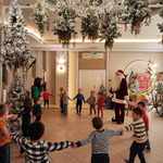 dzieci tańczą z Mikołajem.jpg